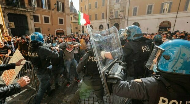 Riaperture, scontri alla Camera tra ristoratori e polizia: ferito un agente. Proteste ambulanti a Milano e sull'A1