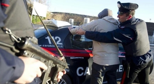 Banda di ladri albanesi arrestata per furti all'outlet, anche un minore