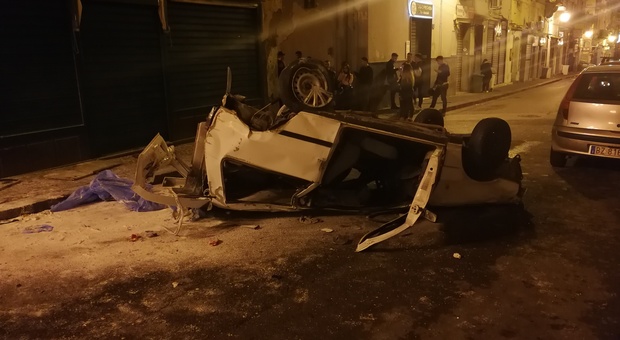 Incidente nella notte nel Napoletano: la vettura si capovolge. Feriti i 4 ragazzi