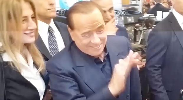 Berlusconi e le strette di mano: «Meno male che non mi hanno stretto l'uccello»