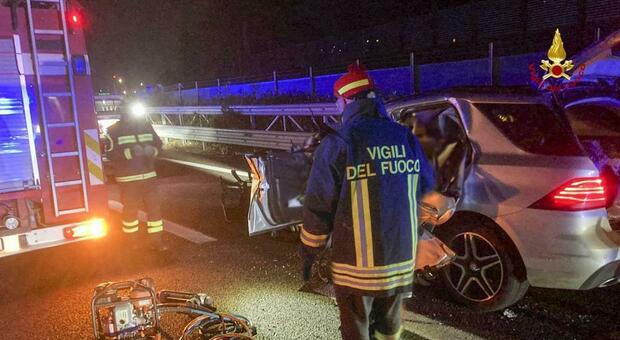 Incidente in A14 a Senigallia, schianto tra due auto e un Tir: ferito estratto dalle lamiere, coda fino a 2 Km