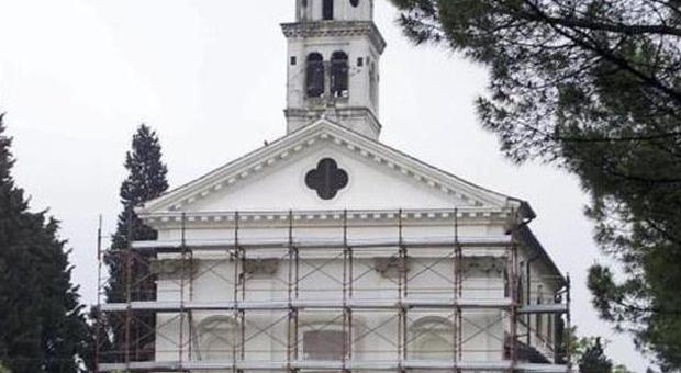 Treviso, parroco sorprende il ladro a rubare: lo confessa e lo assolve