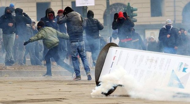 Blocchi e presidi, il giorno dei Forconi: proteste in tutta Italia. Tensione a Torino, traffico in tilt