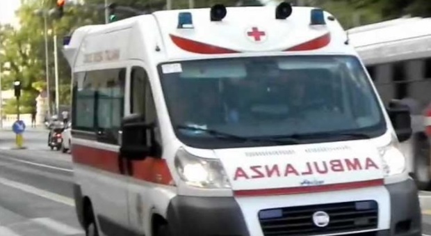 Pescara, padre e figlio falciati da un'auto: all'ospedale