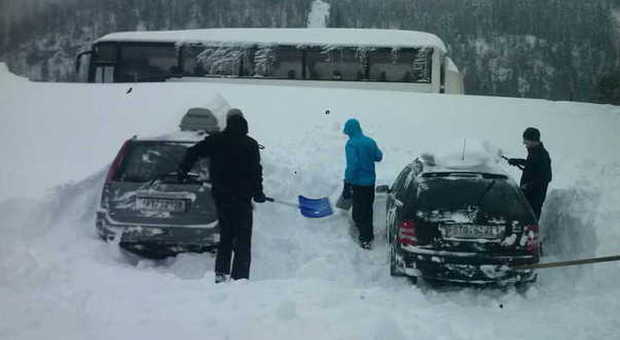 Gli studenti del Majorana intenti a spalare la neve