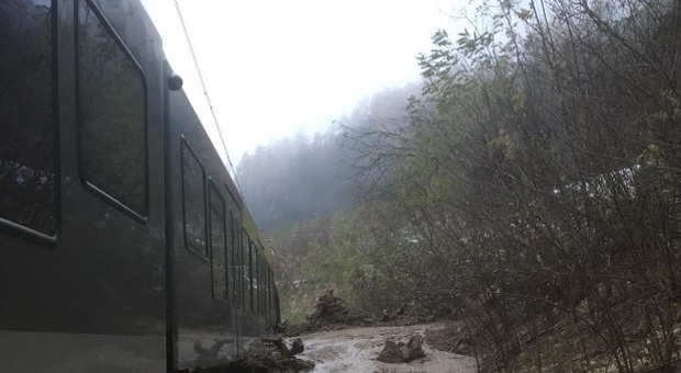 Val Pusteria, treno deragliato: «Restate a casa, ogni auto in più crea caos»