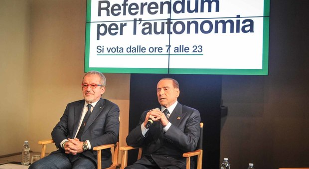 Roberto Maroni e Silvio Berlusconi nella conferenza stampa congiunta al Piccolo teatro