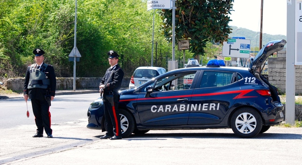 Aggredisce la compagna vicino alla caserma dei Carabinieri: arrestato in un attimo