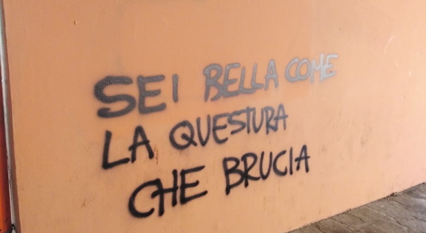 Pesaro, scritte contro i poliziotti al Campus: caccia agli imbrattatori nelle immagini delle telecamere