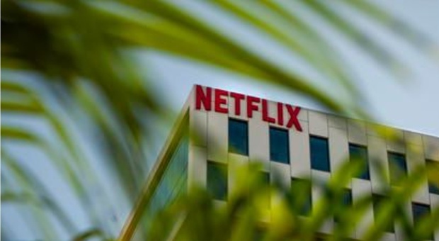 Netflix cambia i termini di contratto e introduce il pagamento per l'account condiviso: cosa cambia