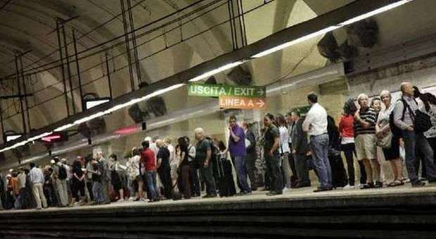 Roma, metro B: forti ritardi per un guasto a un treno, l'intera linea in tilt