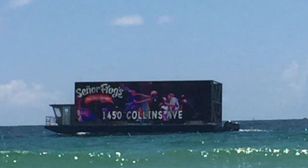 Da Miami l'ultima frontiera dello spot da spiaggia: un enorme maxischermo galleggiante