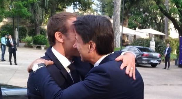 L'abbraccio tra Macron e Conte a Roma