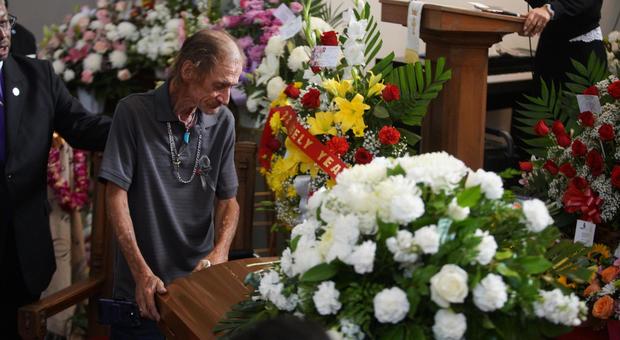 Temeva di fare il funerale alla moglie da solo: si presentano in 700 dopo appello su Facebook