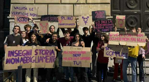 Roma, professore choc all'alunna: «O ti copri o ti denudi», la denuncia social degli studenti