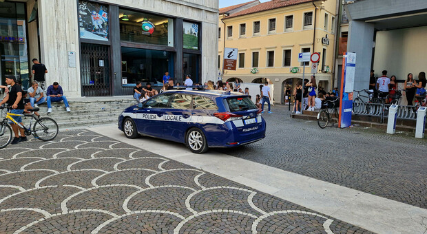 Risse in piazza Borsa a Treviso, il sindaco Mario Conte: «Il problema è la presenza di quattro persone adulte, sbandate, comparse dal nulla»