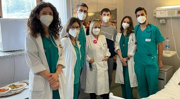 La prof Berardi con la sua équipe e il giovane paziente ucraino