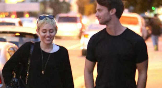 Miley Cyrus irriconoscibile: look da ragazza della porta accanto col fidanzato Patrick