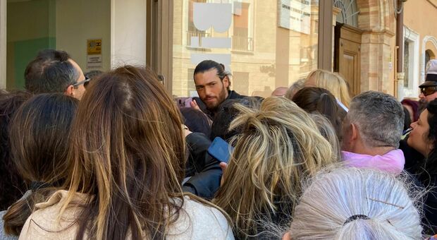 Selfie e sorrisi per Can Yaman, l'attore fa tappa a Macerata con il progetto benefico “Break the wall tour”