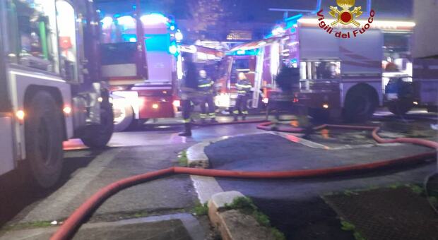 Roma, incendio nei garage a Primavalle: dodici auto parcheggiate prendono fuoco: due feriti