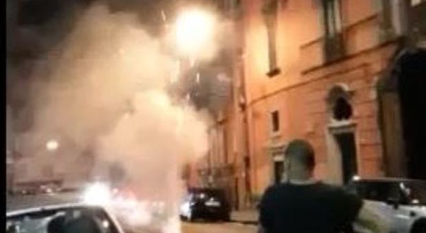 Napoli, fuochi d'artificio esplodono in mezzo alla strada mentre passano le auto | Video