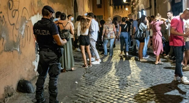 Movida Roma, con la polizia tra i giovani assembrati: e c'è chi reagisce (e viene denunciato)