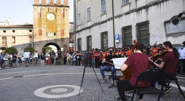Musicisti in piazza Merlin a Rovigo