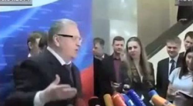 Il leader nazionalista russo Zhirinovski attacca giornalista incinta: violentatela VIDEO