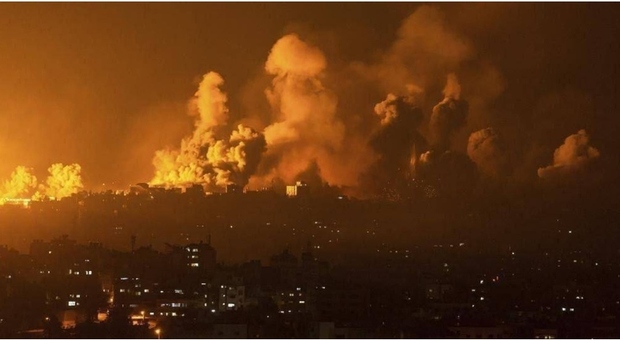 Israele è in guerra: morti più di 700 israeliani e 400 palestinesi. Tank verso Gaza. Si muovo anche gli Usa
