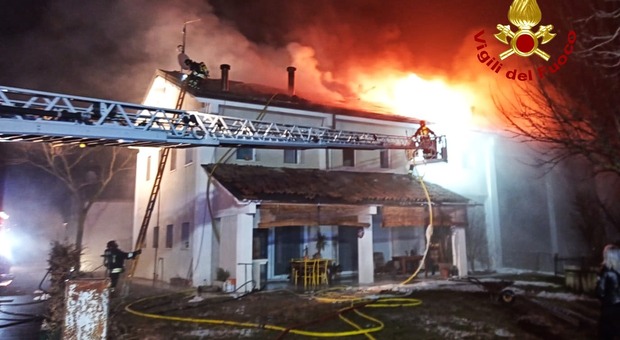 Bressanvido. Il tetto di un'abitazione prende fuoco: fiamme estese all’impianto fotovoltaico