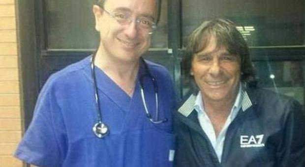 Bruno Conti con uno dei medici del pronto soccorso
