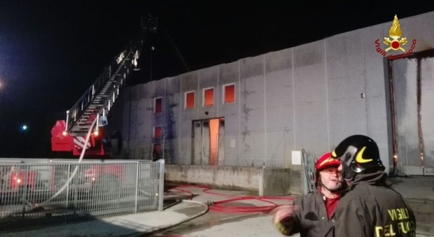 I vigili del fuoco al lavoro nel capannone