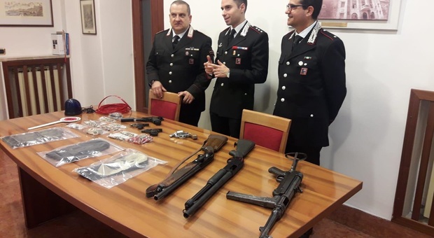 Terracina, trovato arsenale in borsoni vicino ospedale: caccia a bande rapinatori