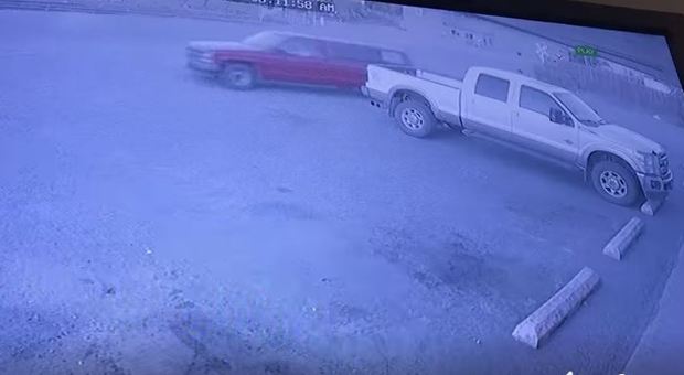 Ladro beffato, mentre rapina un negozio gli rubano l'auto parcheggiata di fronte