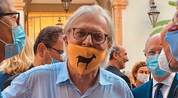 Vittorio Sgarbi, il suo «Capra, capra, capra!» diventa un brand di magliette e accessori
