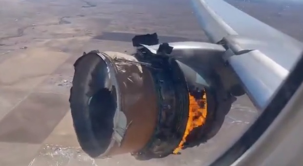 Usa, atterraggio emergenza per volo United: motore in fiamme e detriti a terra