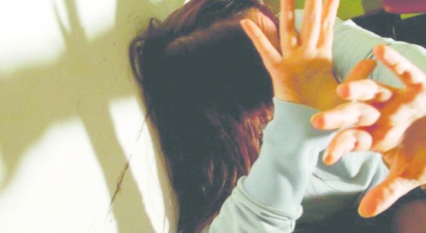 Va a denunciare uno stupro di gruppo e viene violentata da un agente: l'orrore vissuto da una 13enne