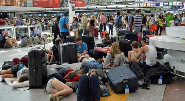 Fiumicino, scene di panico in aeroporto: urla e spintoni tra gente in attesa e hostess