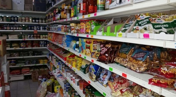 Roma, sigilli a due mini-market a Centocelle: sequestrati alcolici e alimenti illegali