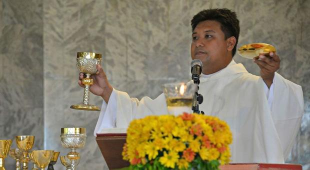 Filippine, giovane prete cattolico ucciso mentre benedice i bambini