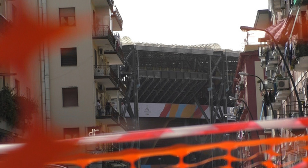 Rifiuti pericolosi e voragini sulla strada dello stadio San Paolo: ecco le Universiadi del degrado