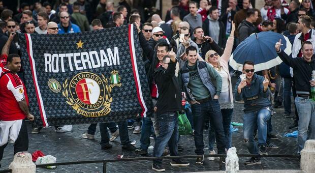 Roma, allarme per l'arrivo degli ultrà del Feyenoord (che celebrano sui social i disordini in piazza di Spagna)