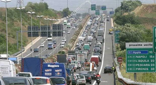 Roma, incidente fra auto e moto sul Gra, un ferito: traffico in tilt e lunghe code