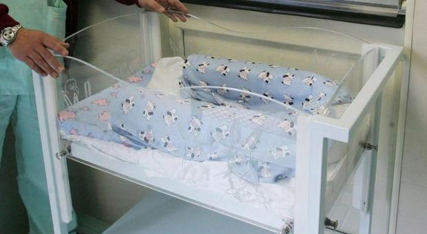 Biella, bimbo di 5 mesi trovato morto in culla: inutile l'intervento del 118