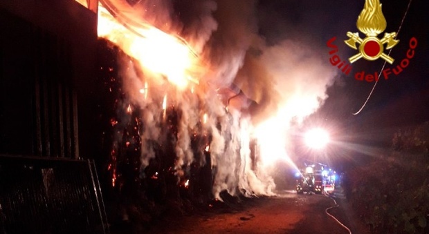 Enorme pagliaio prende fuoco nella notte di domenica a Valdobbiadene
