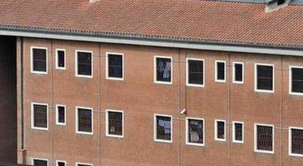 Blitz dietro le sbarre, trovati 6 telefonini nel carcere di Avellino