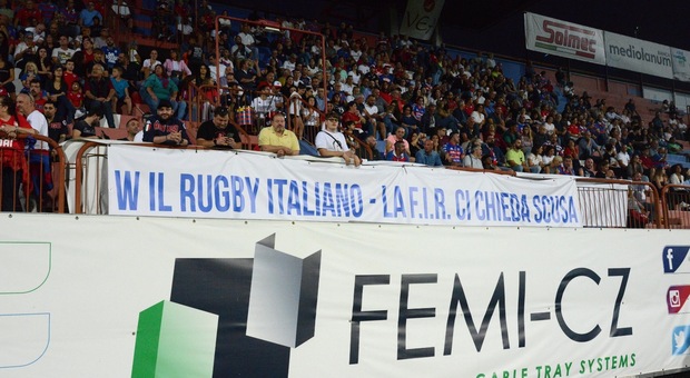 Lo striscione dei tifosi del Rovigo contro la federazione rugby esposto domenica al "Battaglini"