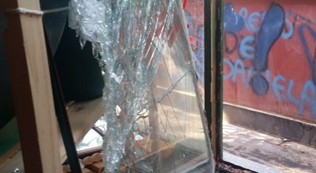 Napoli, raid contro Mani Tese: «Cuore a pezzi come questo vetro»