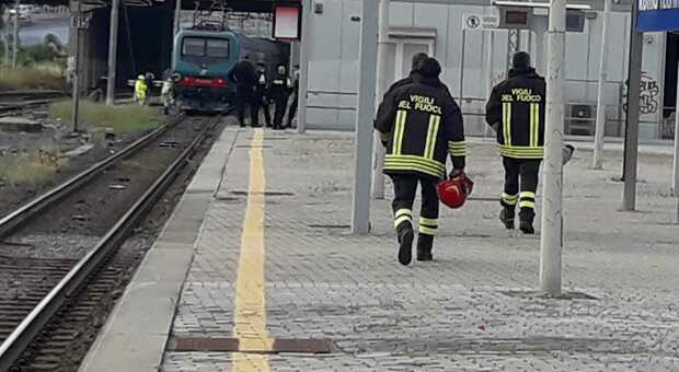 Roma-Viterbo in tilt, fumo nella stazione, l'ira dei pendolari: «I guasti si ripetono»