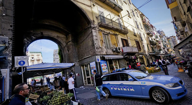 Napoli, immigrato dà in escandescenze e si scaglia contro l'auto di scorta del magistrato: arrestato